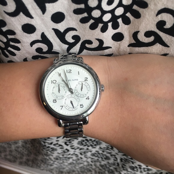 MICHAEL KORS ELEGANT SILVER WATCH - Picture 5 of 5